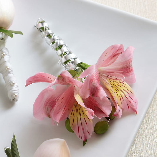 Boutonnière de lys rose péruvien