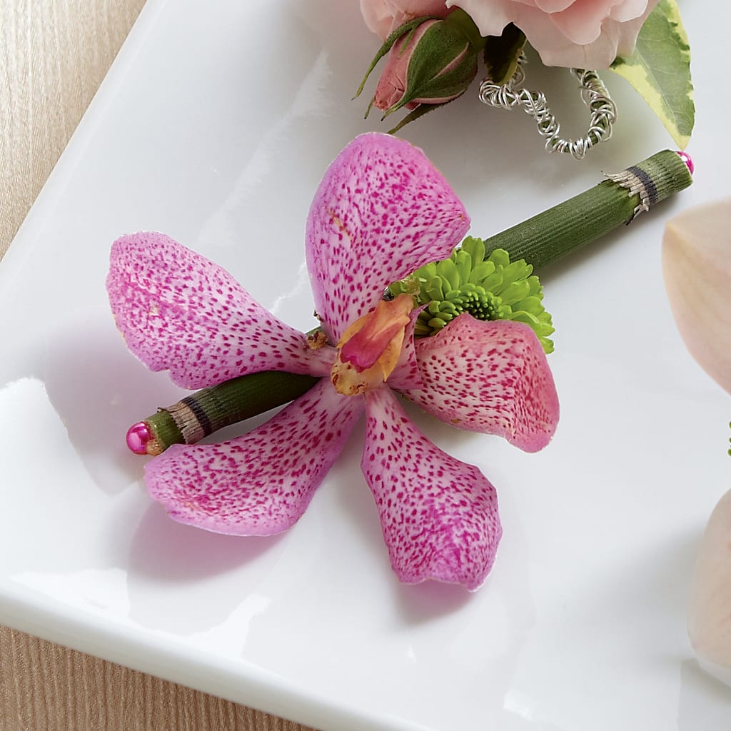 Boutonnière rose Mokara